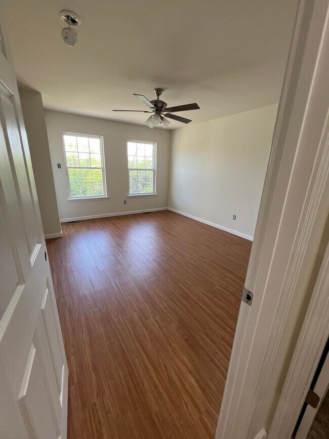 Building Photo - 3 bed, 2 bath, 2 car garage Home on 5 Acres