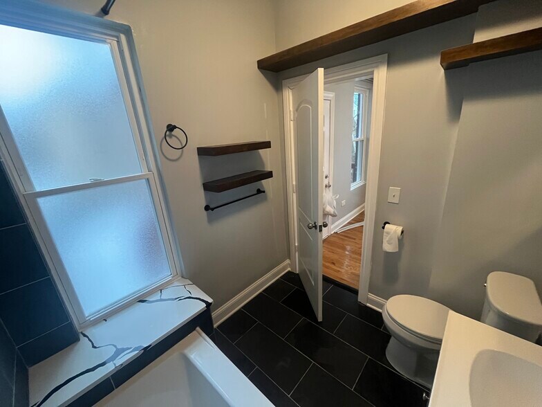 bath - 6444 S Dorchester Ave