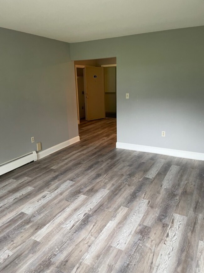 Building Photo - BR - 1425 Bodwell 3