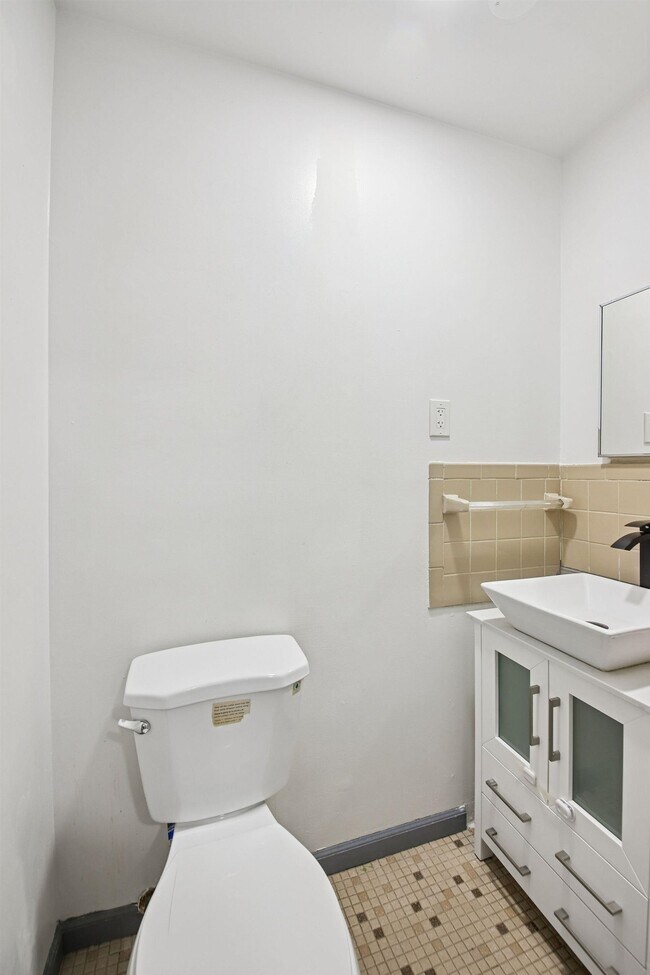 Building Photo - 13 Carlton Ave