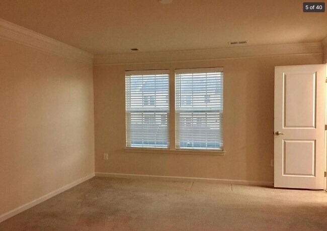 Building Photo - Large Townhome in Wormans Mill!
