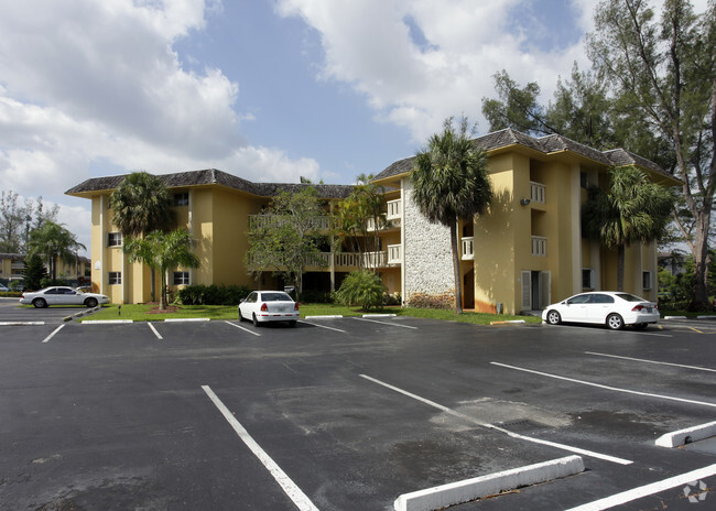 Building Photo - Villas of Miami Lakes