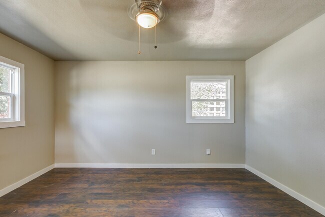 Building Photo - 1702 E 2nd St