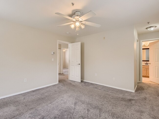 Building Photo - Beautiful 3 Bed 3 Bath Kirkland Townhome @...