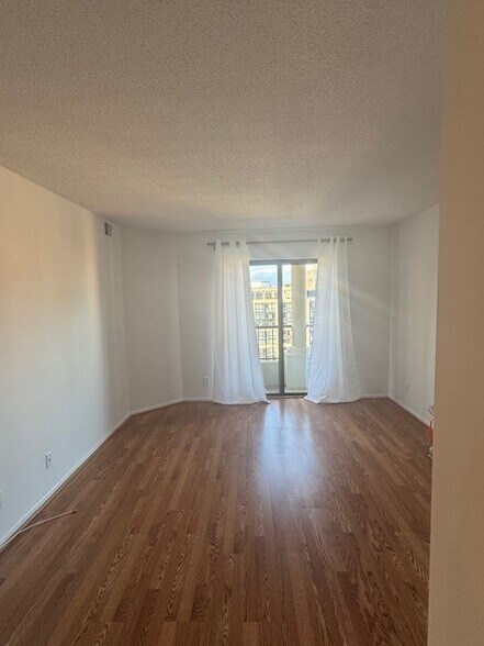 Building Photo - 1600 N Oak St