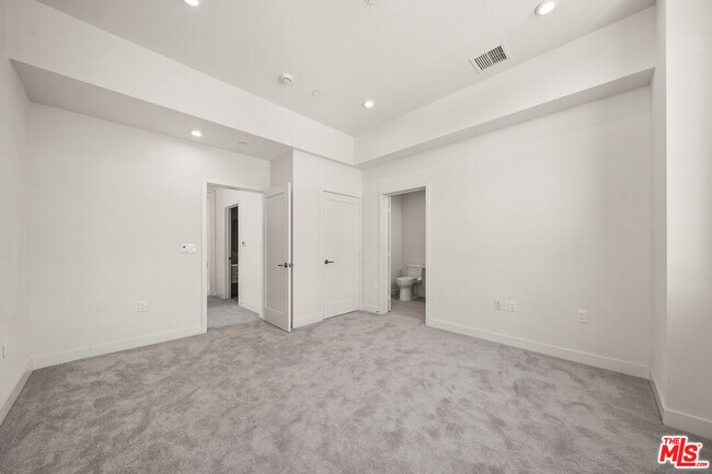 Building Photo - 1204 N Orange Grove Ave