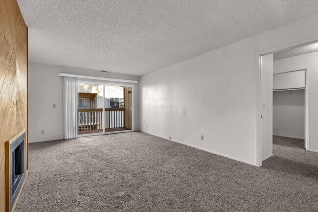 Building Photo - 2bed, 2bath condo with W/D, Balsony and river access