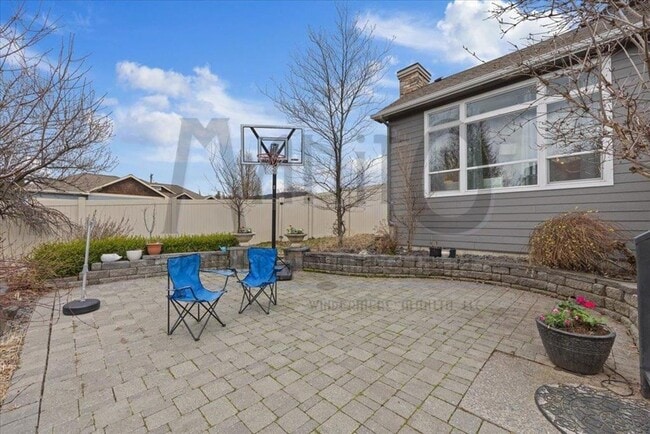 Building Photo - Spacious Trickle Creek Home