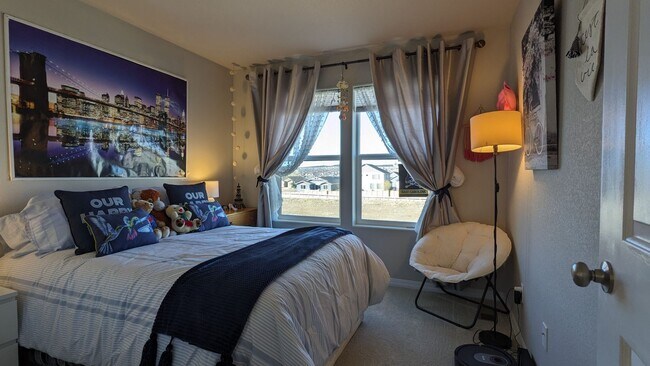 Building Photo - IMMACULATE 4 BED/2.5 BATH CUSTOM BUILT HOME IN SKYLINE RIDGE!