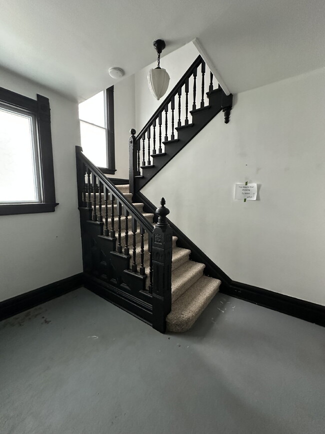 Building Photo - 838 E Centerway St