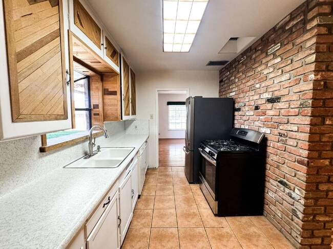 Building Photo - "Charming 3 Bedroom, 2 Bathroom Home with Spacious Living"