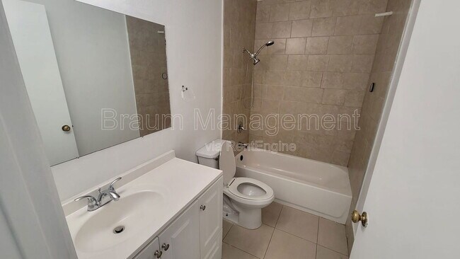 Building Photo - 14801 Delano St