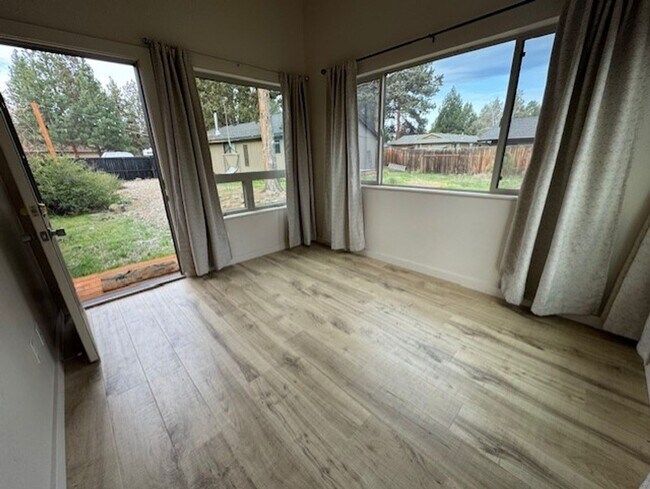 Building Photo - Updated home in a desirable SE neighborhood on a large lot