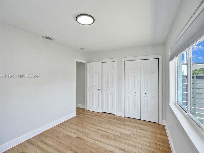 Building Photo - 1713 NE 15th Ave