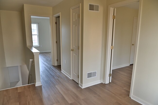 Building Photo - 2 Bedroom Townhouse in Enola