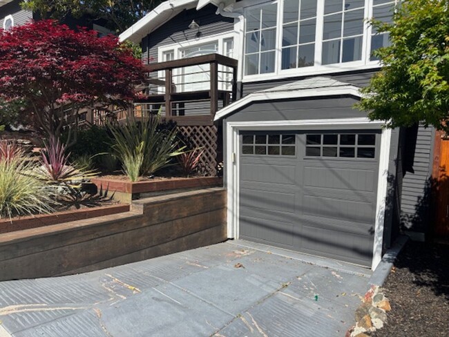 Building Photo - Fabulous Private Home Near Mills!
