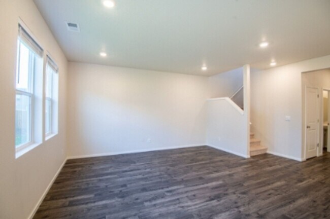 Building Photo - Beautiful newer construction 4 bed, 2.5 ba...