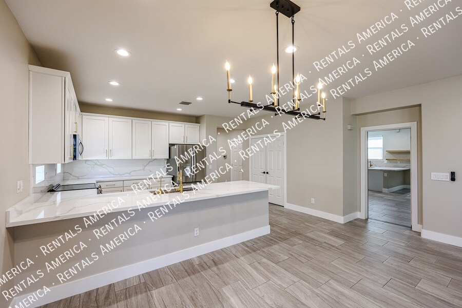 Building Photo - 7855 W Rock Springs Dr