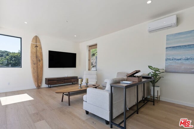 Building Photo - 3843 Rambla Pacifico St