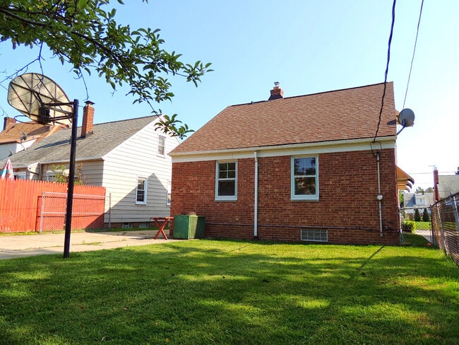 Building Photo - 3 Bedroom - 1.5 Bathroom Home for Rent!