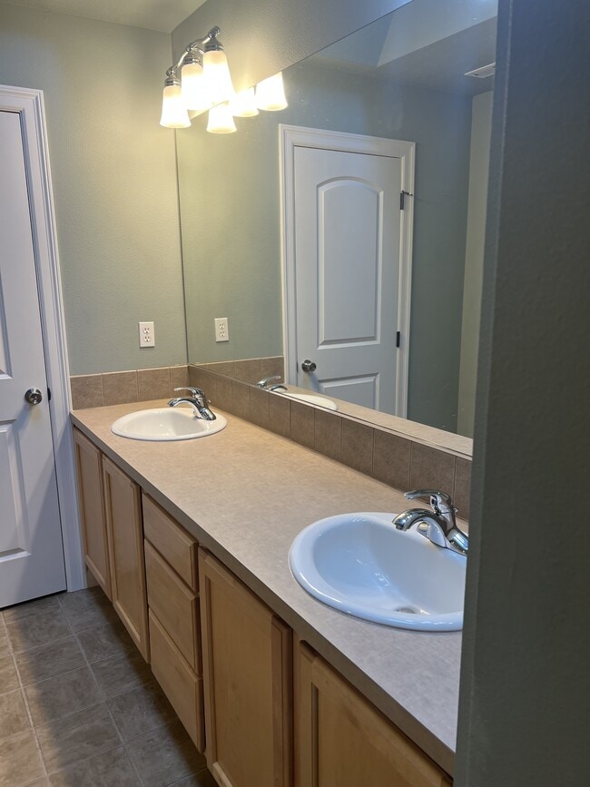 Building Photo - 1526 NE Market Dr