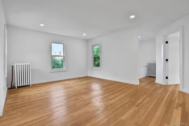 Building Photo - 27 Tioronda Ave