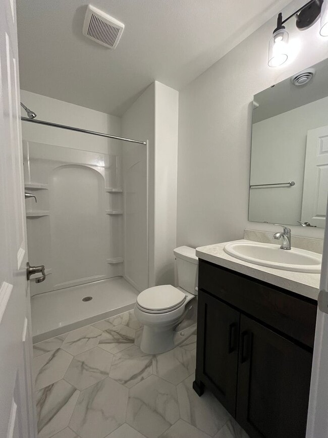 Building Photo - 3 Bed 3 Bath Townhome