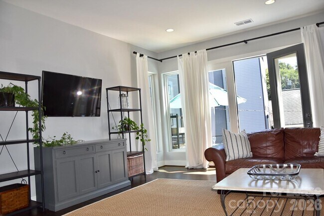 Building Photo - 916 Westbrook Dr