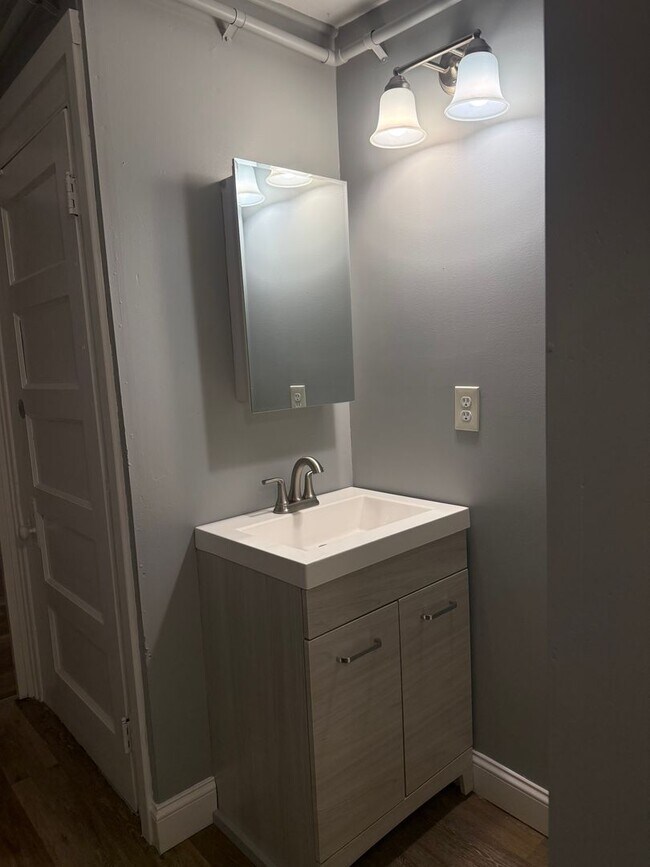 Building Photo - 2Bedroom 1st floor apartment