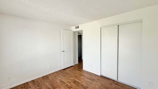 Building Photo - 2415 W Hazelwood St