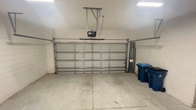 Building Photo - ADORABLE 3 Bedroom / 2 Bathroom Home in Pa...