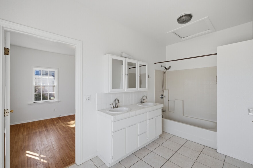Building Photo - 1097 S Orange Dr