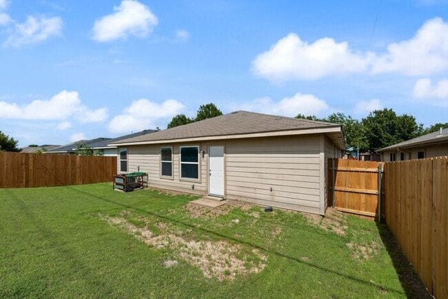 Building Photo - Newly updated home ready for move in