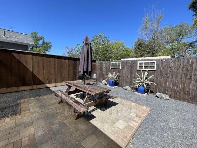 Building Photo - 266 E 6th Ave