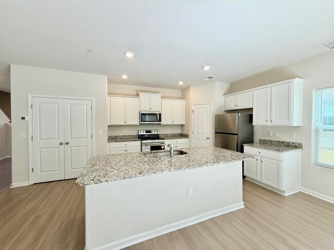 Building Photo - 6200 Lowe Ln