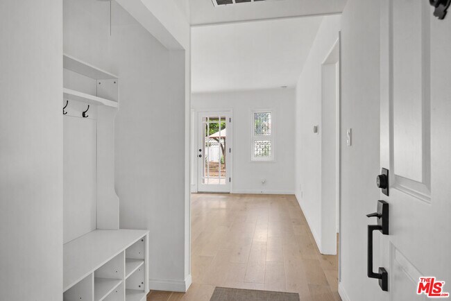 Building Photo - 15915 Wyandotte St