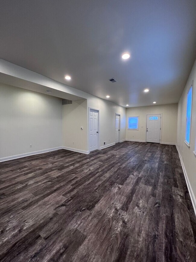 Building Photo - Updated 5BR 3bath house with off street parking!