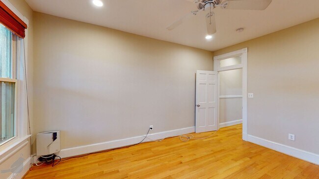 Building Photo - Renovated 2 Bedroom 2 Bath in Columbia Hei...
