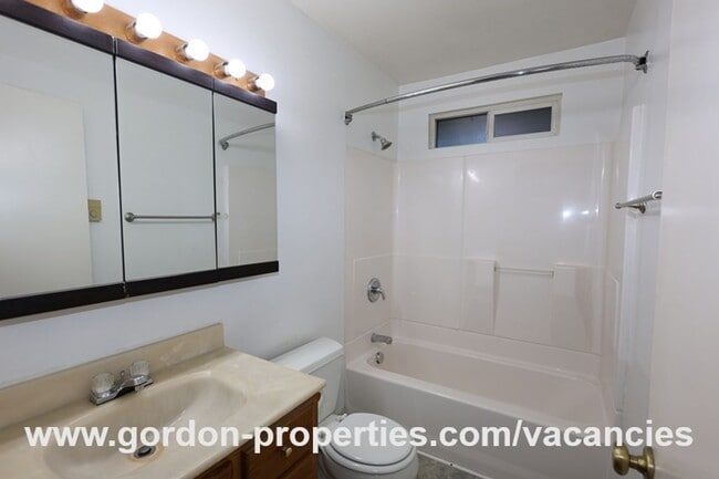 Building Photo - SE Green Vista Dr - Milwaukie 2 bedroom duplex with fireplace