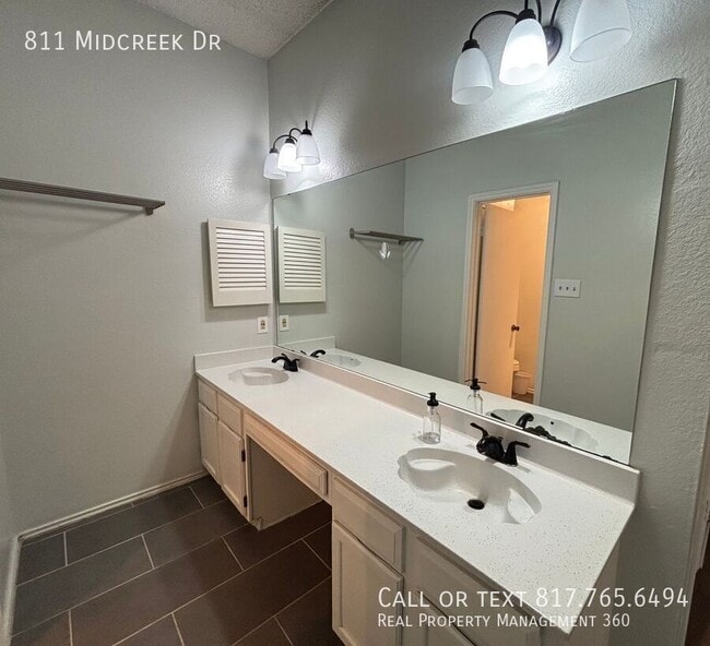 Building Photo - 811 Midcreek Dr