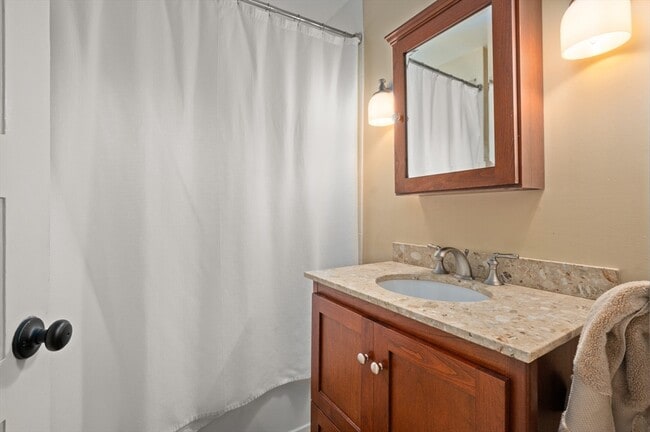 Building Photo - 32 Charles St