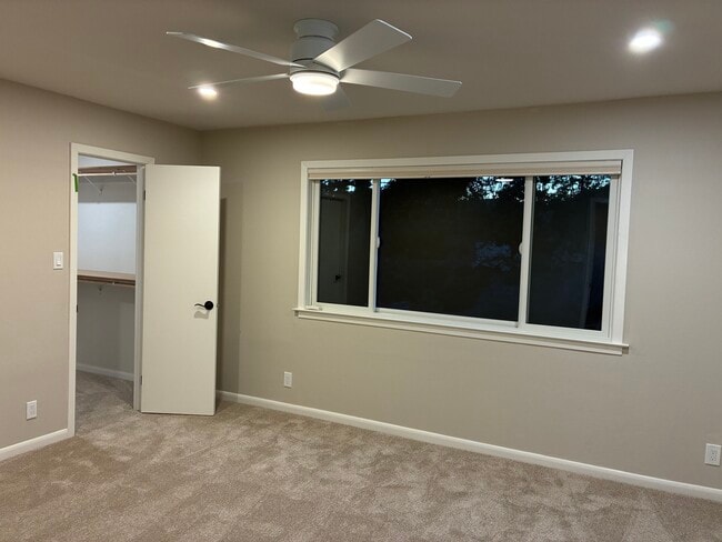 Building Photo - 405 Solano Dr