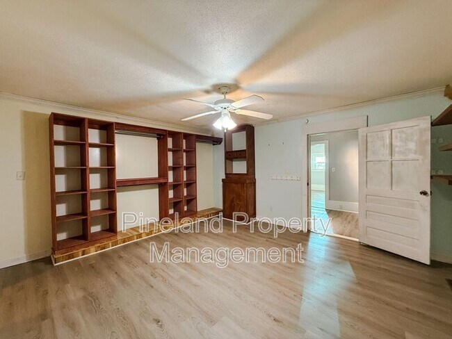 Building Photo - 413 E Donaldson Ave