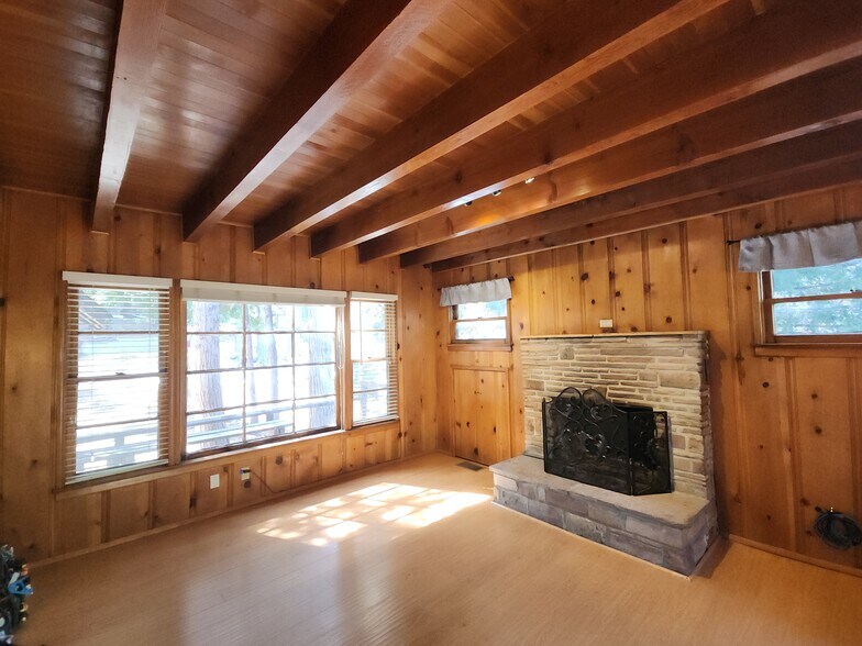 Building Photo - 865 Bear Springs Rd