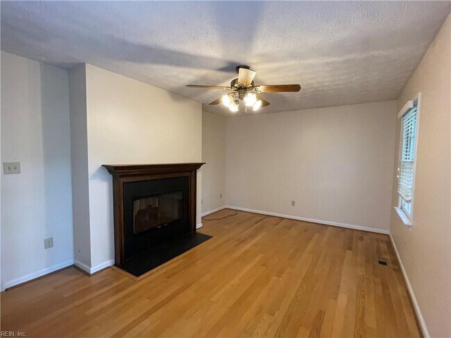 Building Photo - 403 Coach Hovis Dr