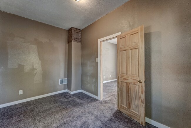 Building Photo - 812 Allen Ave