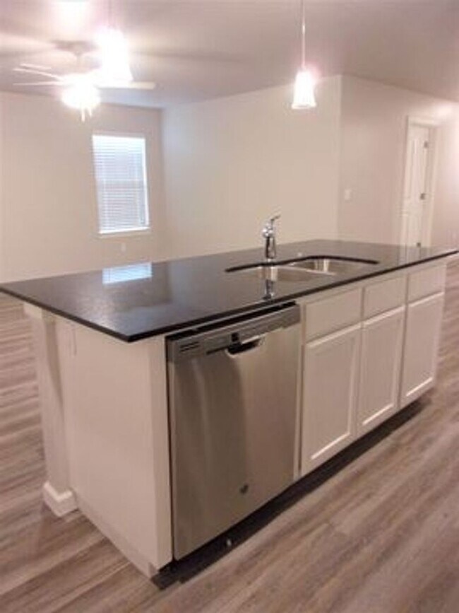 Building Photo - 3 Bed 2 Bath 2 Car Duplex in Chisholm Creek NW OKC