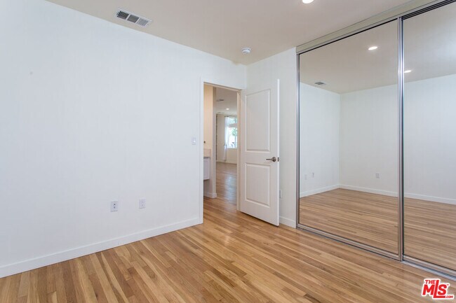 Building Photo - 5400 W 82nd St