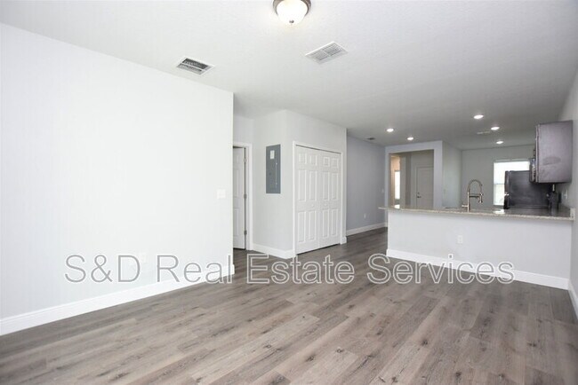 Building Photo - 525 Albatross Dr