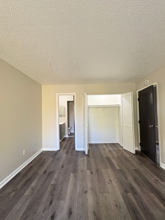 Building Photo - Remington On Rockville Living